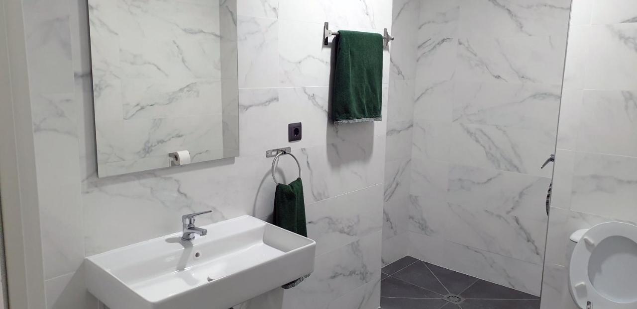 Cv33 Ostatua Hotel Bilbao Bagian luar foto